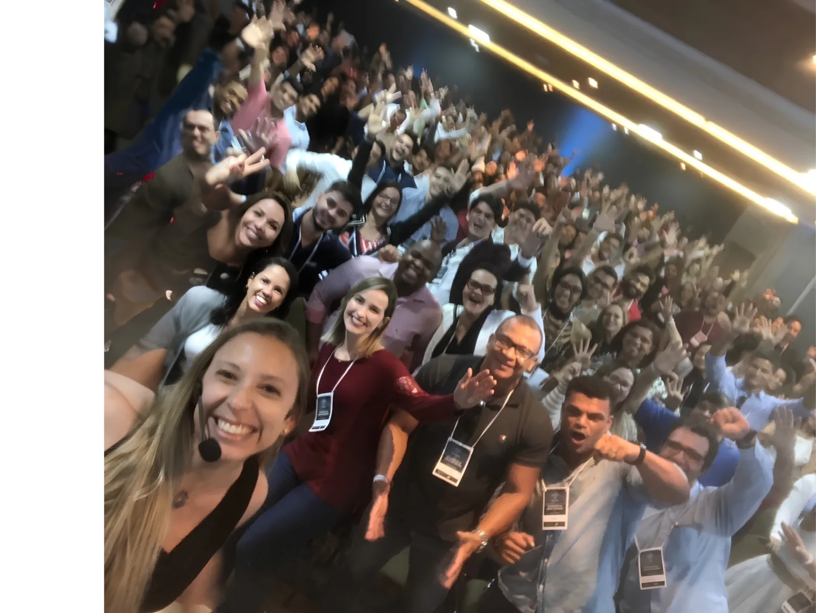 Pilar Moretzsohn faz uma selfie diante de uma plateia animada.
