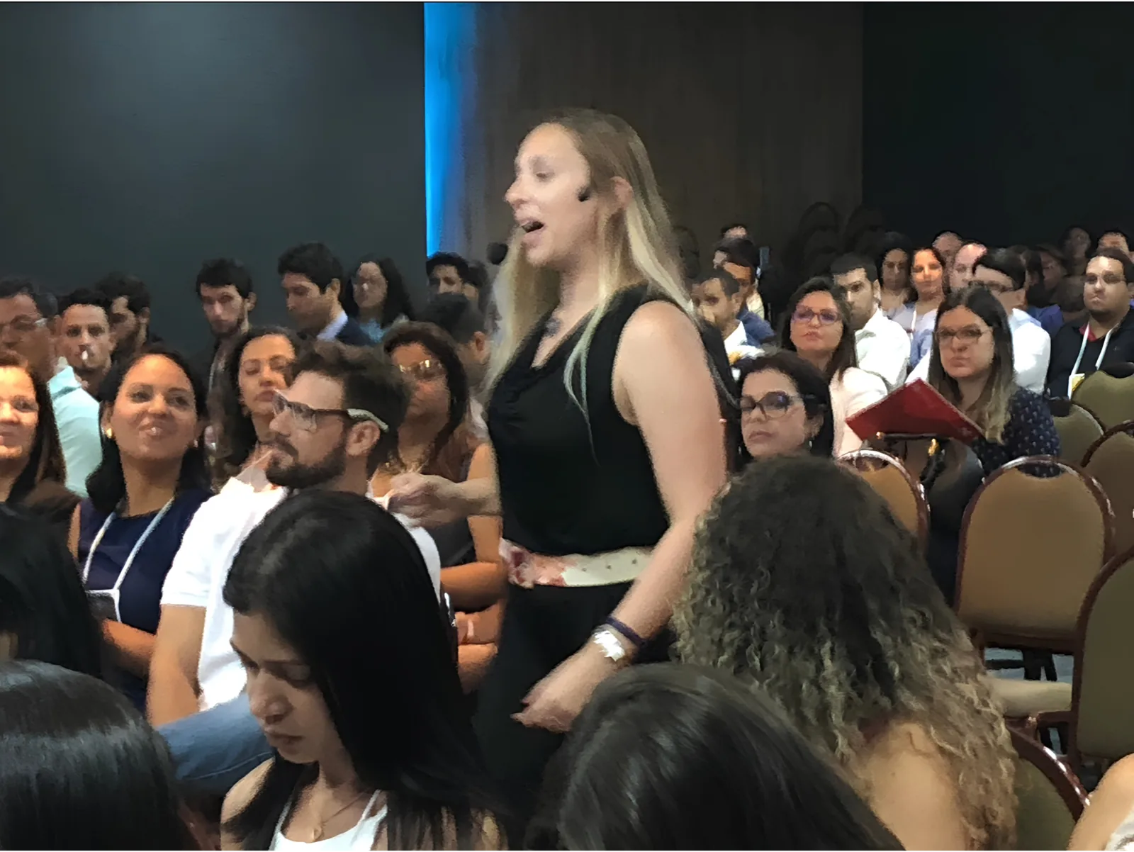Pilar Moretzsohn fala entre participantes sentados em um auditório.