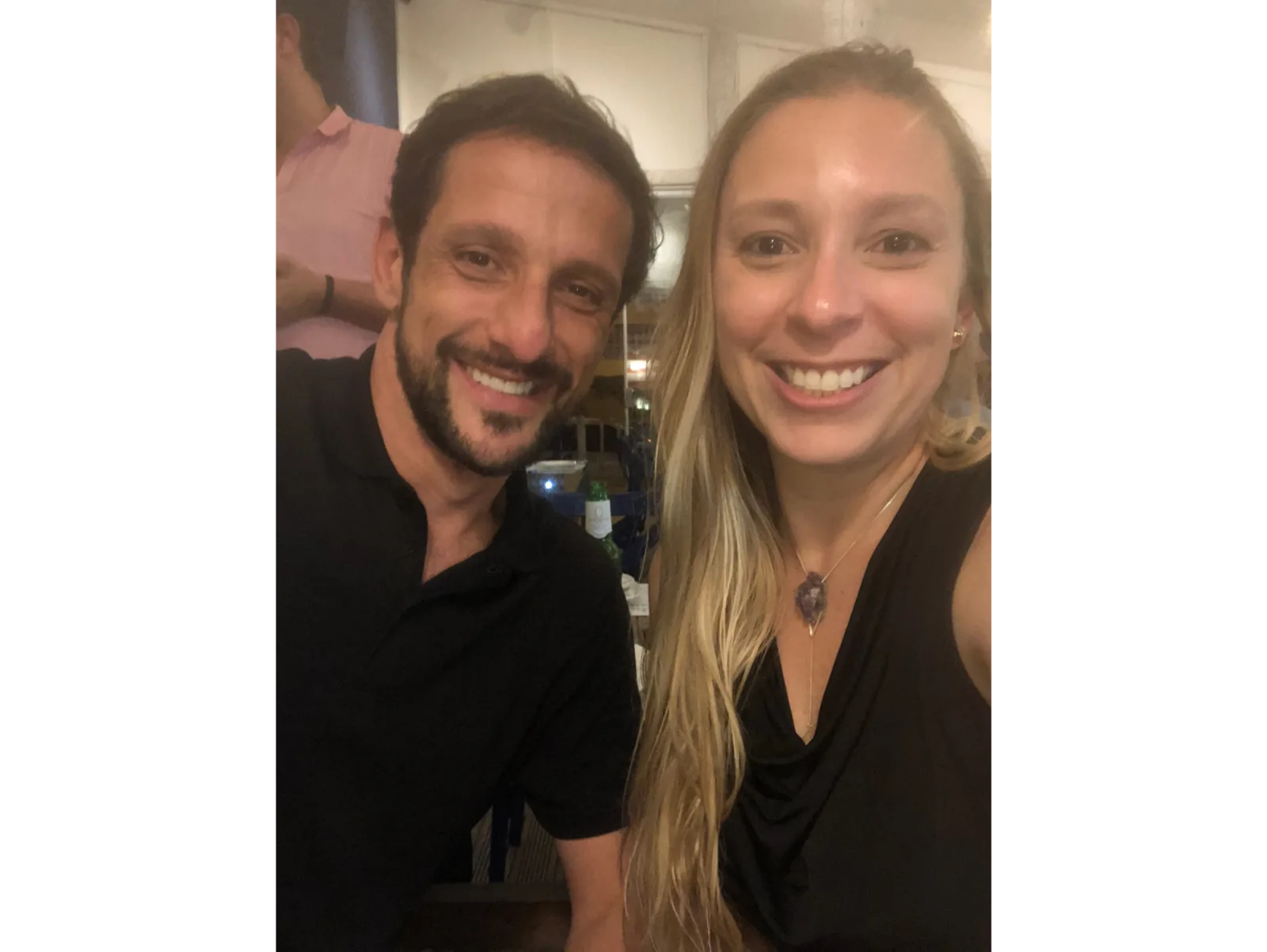 Pilar Moretzsohn e outro participante sorriem em uma selfie.