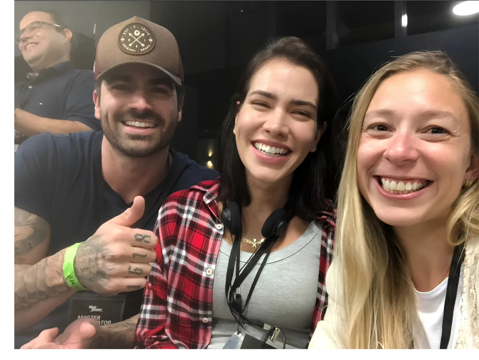 Pilar Moretzsohn sorri em uma selfie com outras duas pessoas em um evento.