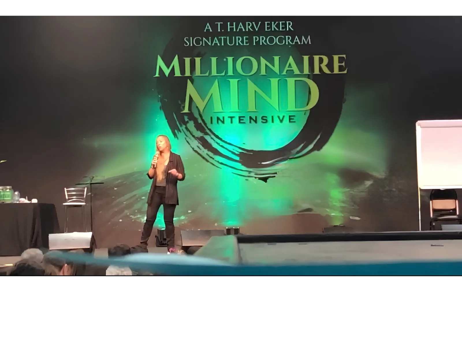 Pilar Moretzsohn fala ao microfone em um palco amplo.